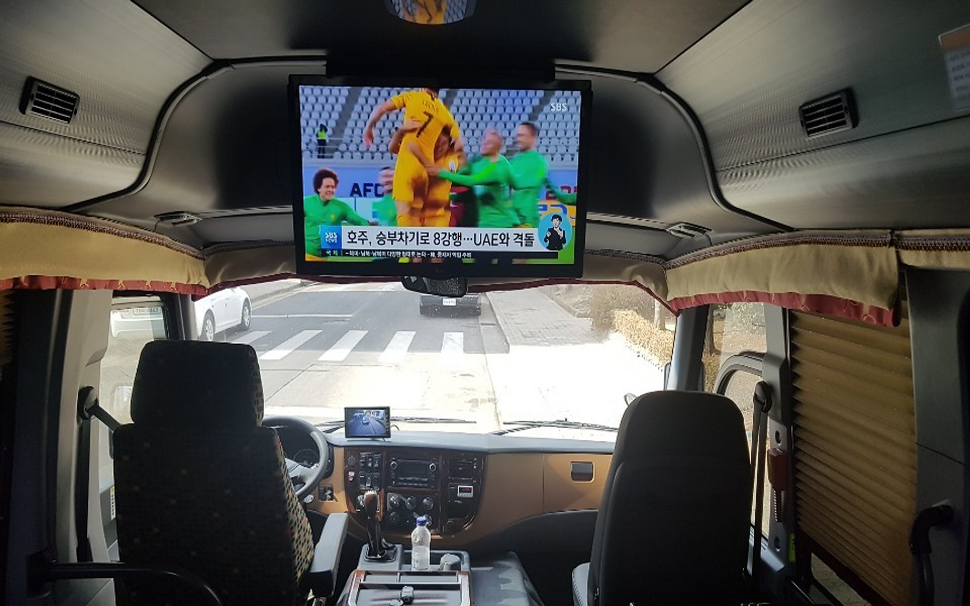 중형 11인승 VIP리무진 버스 운전석