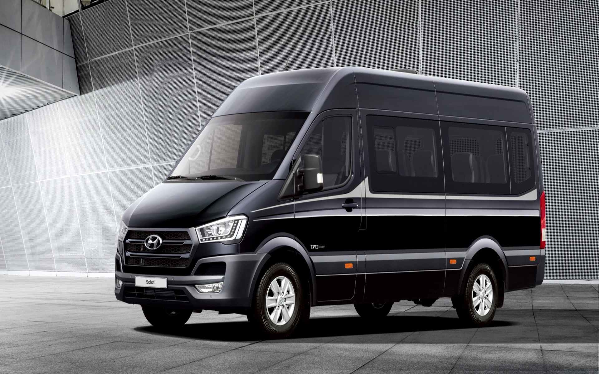 중형 15인승 솔라티 리무진 버스 전면