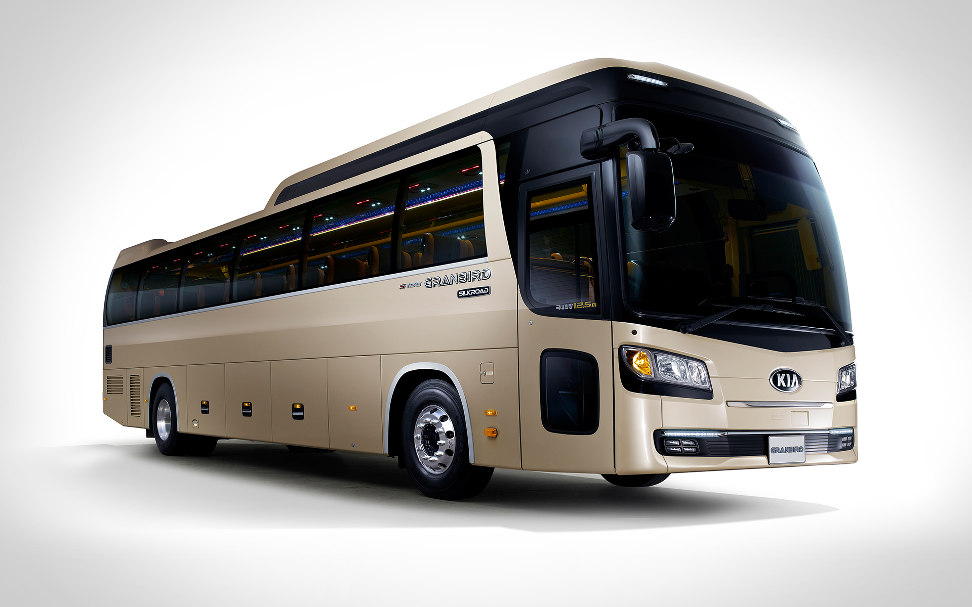 대형롱바디 44인승 일반리무진버스 전면 우측