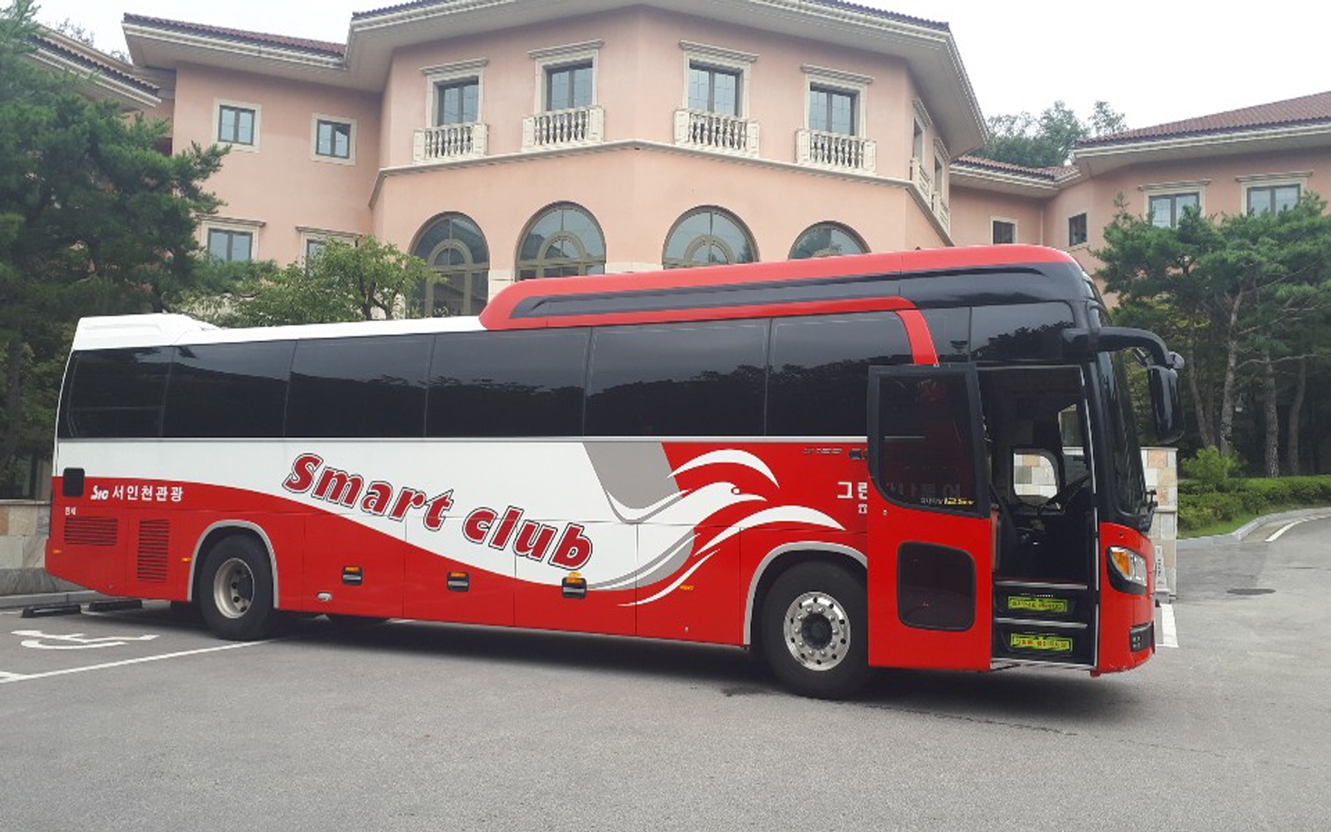 대형롱바디 44인승 일반리무진버스 우측